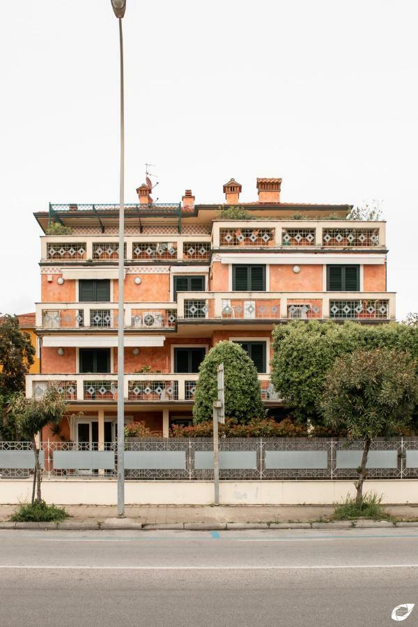 2-Bedroom Apt, With Balcony & Aircondition - 50 M From The Beach Marina di Pietrasanta Eksteriør bilde