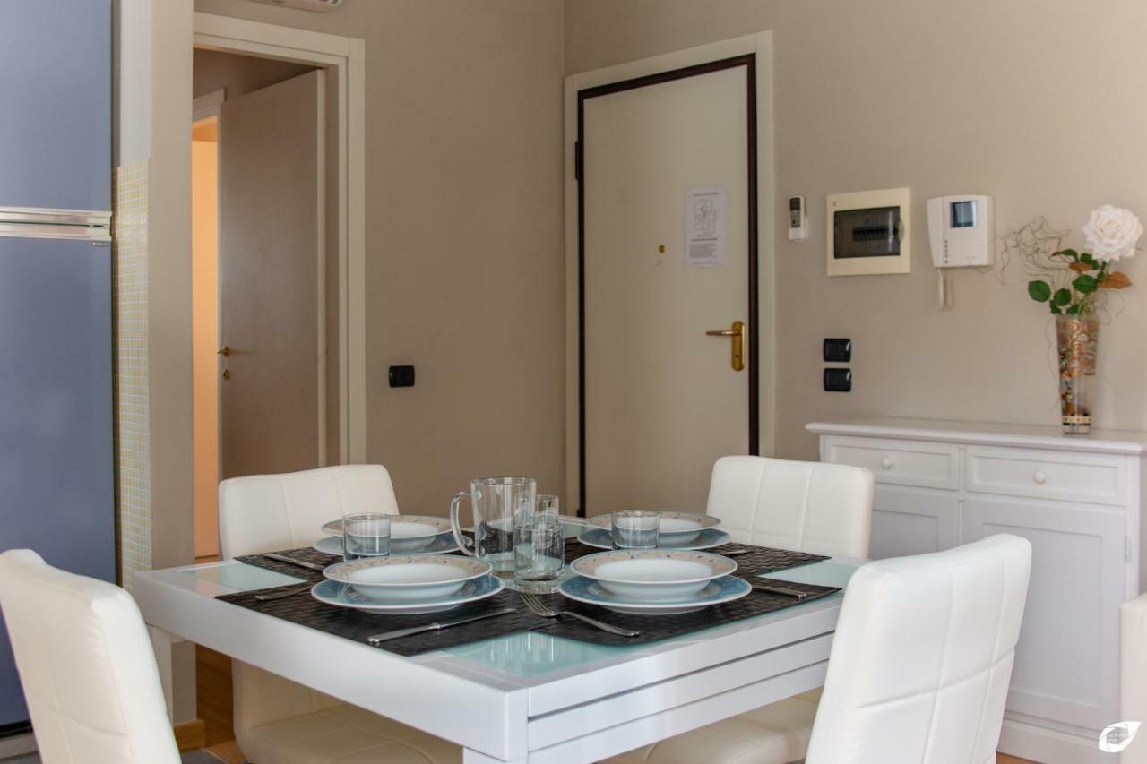 2-Bedroom Apt, With Balcony & Aircondition - 50 M From The Beach Marina di Pietrasanta Eksteriør bilde