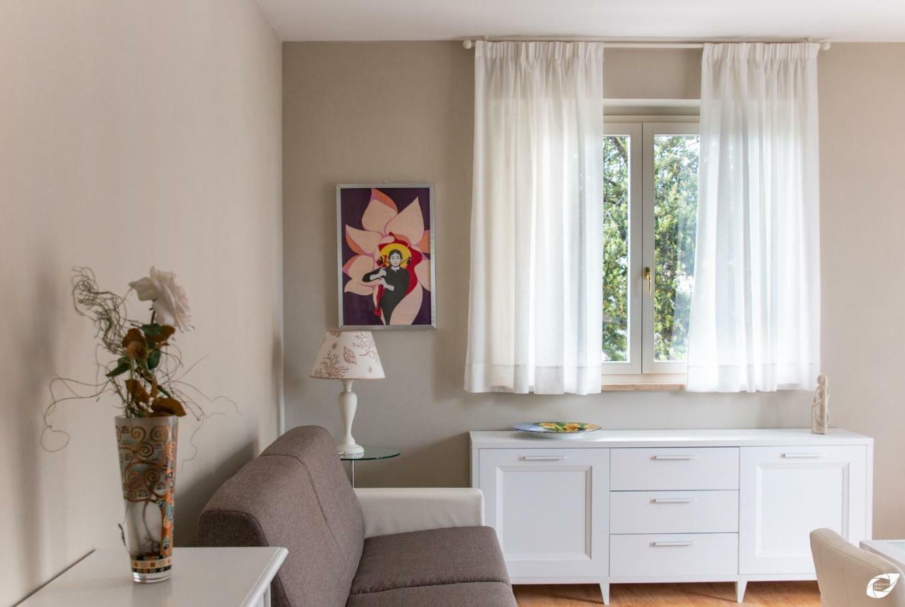 2-Bedroom Apt, With Balcony & Aircondition - 50 M From The Beach Marina di Pietrasanta Eksteriør bilde
